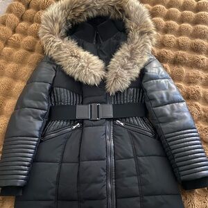 Elegant Black Puffer Jacket with Fur Trim